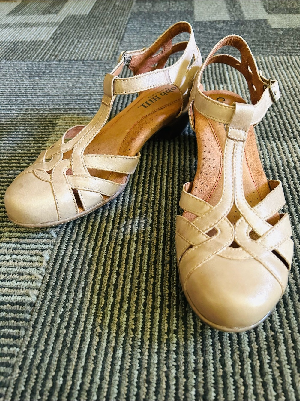 Cobb Hill Beige Aubrey Vintage Vibe Retro T-Strap Heeled Sandals, size 8.5 WIDE